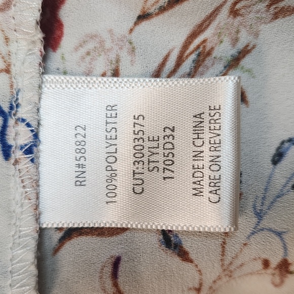 Max Studio. Floral Shirt. Estimated Size Medium. See Measurements. - Picture 4 of 7